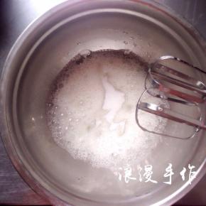 泡沫细腻时再加入1/3的细砂糖打发