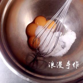 蛋清放入冰箱冷藏。蛋黄加入细砂糖Z字形打散