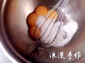 蛋清放入冰箱冷藏。蛋黄加入细砂糖Z字形打散