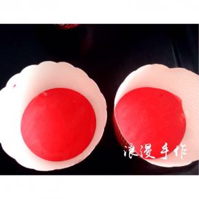 取20克加入红曲粉翻拌均匀平均倒入两个纸杯中