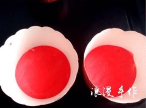 取20克加入红曲粉翻拌均匀平均倒入两个纸杯中