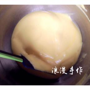 剩下的面糊平均分成两份，一份加入南瓜粉翻拌均匀