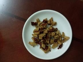 红枣剪碎，备用
