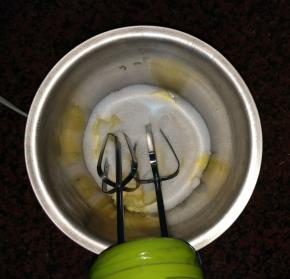 黄油要先室温软化，倒入细砂糖，谈情打蛋器的打蛋头先搅拌均匀，防止糖飞出来