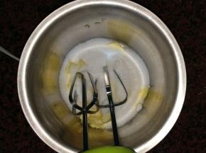 黄油要先室温软化，倒入细砂糖，谈情打蛋器的打蛋头先搅拌均匀，防止糖飞出来