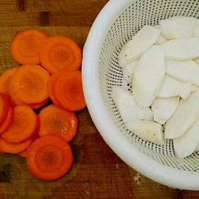 山药，胡萝卜去皮洗净切薄片。