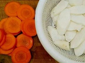 山药，胡萝卜去皮洗净切薄片。