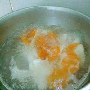 锅里水开放入山药，胡萝卜煮5分钟，捞出过清水备用。