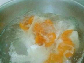 锅里水开放入山药，胡萝卜煮5分钟，捞出过清水备用。