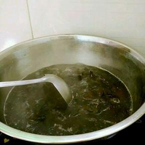 接着放入木耳煮5分钟，捞出备用。