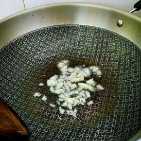 热锅倒入适量植物油烧八成热，放入大蒜爆香。