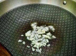 热锅倒入适量植物油烧八成热，放入大蒜爆香。