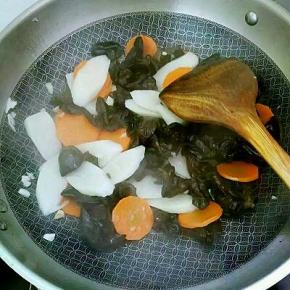 倒入山药，胡萝卜和木耳翻炒均匀，再调入适量盐，鸡精，蚝油，酱油翻炒3分钟即可出锅。