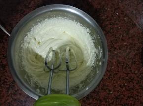 然后打发至颜色发白，体积蓬大