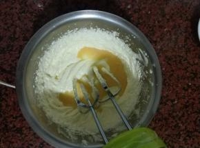 将鸡蛋液加入黄油黄油中，分三次加入。必须在黄油和蛋液完全混合后再加下一次蛋液，注意蛋液一定不要一次加多，否则会导致油水分离，无法融合