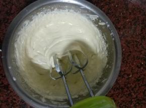 加完鸡蛋液，打发好的状态