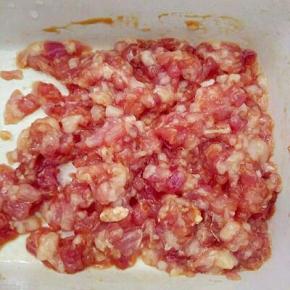 肉切肉末，加适量酱油和蚝油腌制一会。