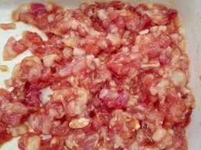 肉切肉末，加适量酱油和蚝油腌制一会。