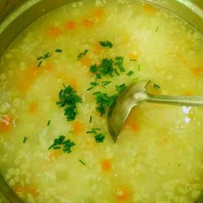 放入腌制的肉末煮10分钟。调入盐，鸡精和胡椒粉搅匀，撒上葱花即可。