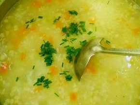 放入腌制的肉末煮10分钟。调入盐，鸡精和胡椒粉搅匀，撒上葱花即可。