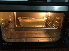 放入预热好的烤箱 150度 ，烤40分钟。