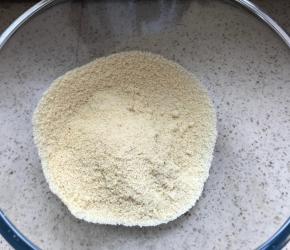 称量杏仁粉120克，是过筛后的杏仁粉120g