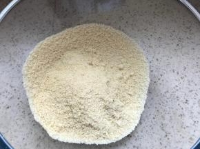 称量杏仁粉120克，是过筛后的杏仁粉120g