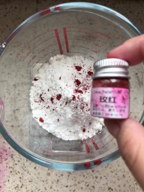 称量糖粉并过筛，这里的糖粉是我自己用料理机现打的，或者买马卡龙专用糖粉，不掺淀粉的糖粉，加入适量色粉