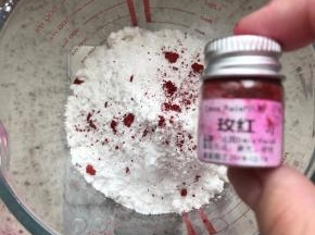 称量糖粉并过筛，这里的糖粉是我自己用料理机现打的，或者买马卡龙专用糖粉，不掺淀粉的糖粉，加入适量色粉
