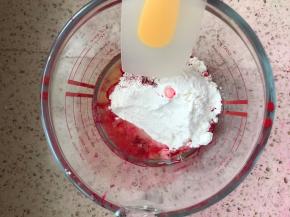 加入蛋清40克。