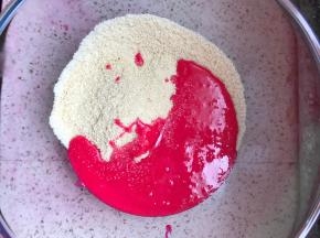 倒入杏仁粉中