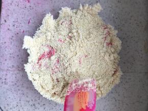 先不搅拌，用杏仁粉盖住