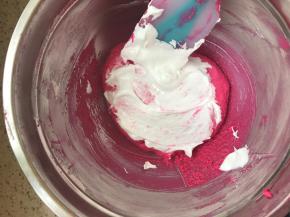 再把剩下的蛋白也是铺在表面，一样手法，力度要轻了，非常容易混合了。