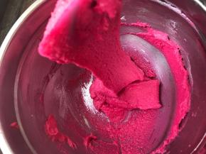 提起一坨，掉下来的飘带断断续续，而且面糊看着很粗糙，不行喔，接着切翻拌