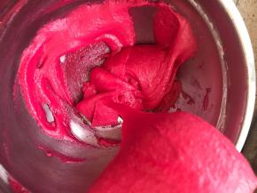 又拌了一会儿，面糊非常流利，细腻，飘带状，这个状态就可以了，开始预热风炉