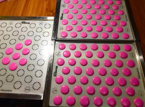 烤盘铺硅胶垫，配方的量差不多可以挤两盘多一点，挤完轻拍烤盘底部，气泡破的坑坑可以用牙签搅补一下表面