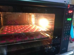 因为地域的不同，各个城市的温湿度都不一样，我这边是北方，还是比较干燥的，晾皮比南方要容易一些，我开热风60度，大约吹了5分钟，就差不多了，面糊稀稠度不同，晾皮时间也要调整的，根据自己的风炉和天气等实际情况进行调整