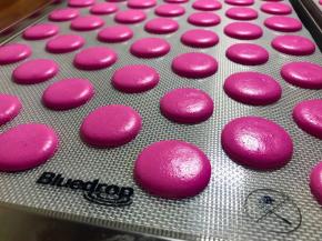 把烤盘取出，预热风炉150度，时间设置10分钟，检查一下晾皮：不光是不粘手就可以了，而且结的皮还是比较厚实的，轻按个坑，坑能够很快弹回来，这样的马卡龙晾皮才算到位，如果晾皮不够，那么是不出裙边的哦