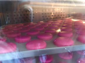 风炉到预热温度后，放入马卡龙，此时不要离开，观看马卡龙的起裙边情况，大约3分钟裙边起的就比较好了，也很高很到位，这个也不是固定的时间，因为每次做马卡龙面糊状态都不一样，出裙边时间也是不一样的，直到裙边起到你满意的状态为止，然后立刻降温至120度，持续再烤个8-10分钟左右