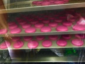 检查熟不熟的状态，轻推马卡龙，推不动，就是熟了