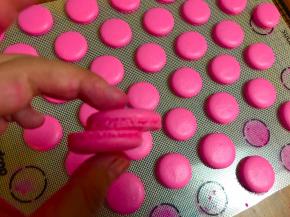 移到架子上凉透，再从硅胶垫上取下来