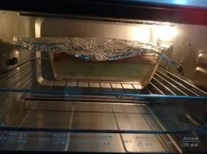 烤到20分钟时将磅蛋糕取出，用沾水的小刀在正中间轻轻划一道，这样磅蛋糕的裂缝就会在正中间。这个颜色上深了，可以盖锡纸。
