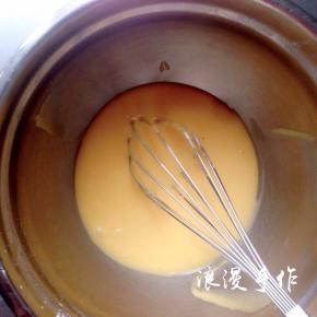拌好的蛋黄糊放置一边备用

