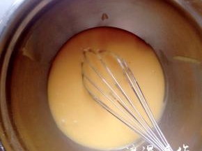 拌好的蛋黄糊放置一边备用
