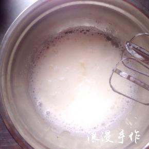 蛋白变得浓稠时加入最后的细砂糖继续打发