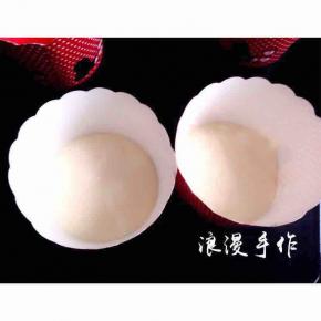 再取20克原味蛋糕糊放入两个纸杯中。五个纸杯入烤箱160度，15-18分钟