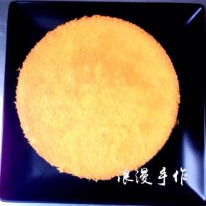 烤好的蛋糕坯子整理一下