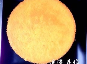 烤好的蛋糕坯子整理一下