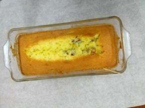 蛋糕烤好以后用牙签在模具边缘，轻轻刮一圈就可以脱模取出。