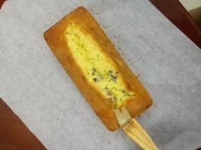 趁热将六面分别刷上糖浆，配方刚好刷一整个蛋糕量，等蛋糕冷却后用保鲜膜包好，放冰箱冷藏2-3天后食用